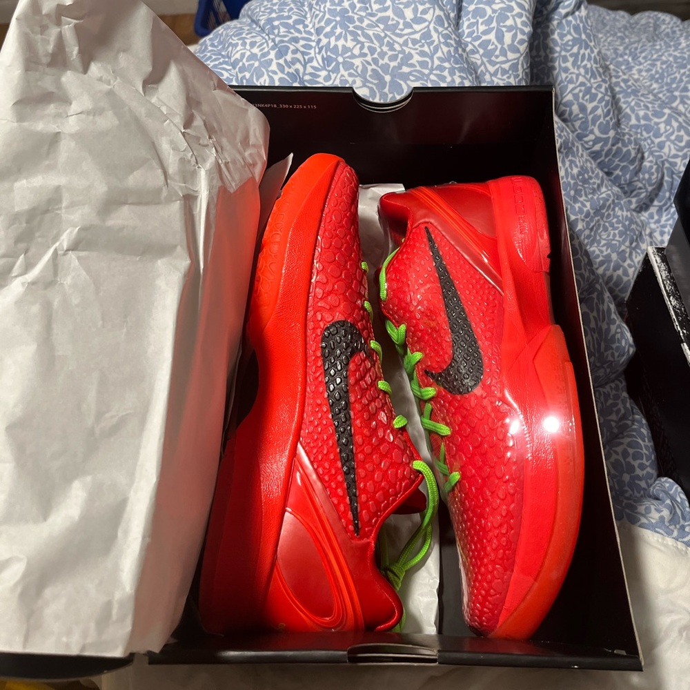 Nike Reverse Grinches Size 10. Brand New Mint Condition